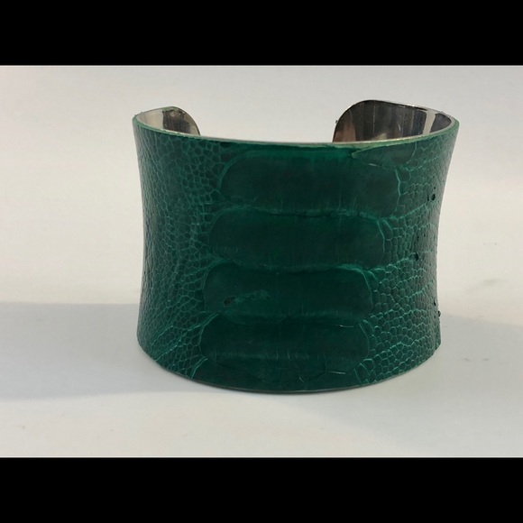 Artisan handmade croc embossed green leather cuff - Picture 2 of 5